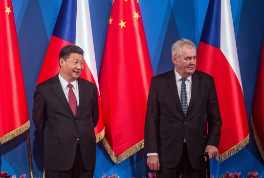 시진핑(왼쪽) 중국 국가주석과 밀로시 제만 체코 대통령. /프라하=EPA연합뉴스