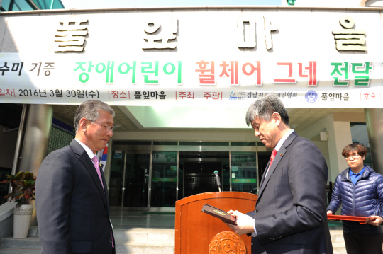 이병희(왼쪽) 경남도 부의장이30일 창원시 성산구 소재 복지시설인 ‘풀잎마을’에서 상을 수상하고 있다.  /사진제공=경남도의