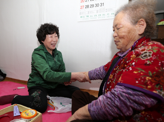 노노 홈케어사(왼쪽)가 포항 남구 동해면에 거주하는 남모 할머니 댁을 방문해 돌봄 서비스를 하고 있다.