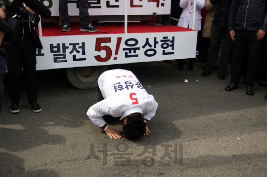 인천 남구을 무소속 후보가 유세중 청중을 향해 큰절을 올리고 있다.  /윤상현 후보 페이스북