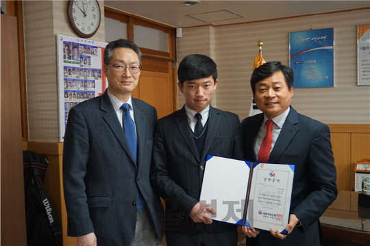 유병교(오른쪽) 세람저축은행 대표이사가 지난 30일 이천시 증포동에 위치한 이천고등학교에 장학증서와 장학금을 전달하고 박상백(왼쪽) 이천고등학교 교장과 정우태(가운데) 이천고등학교 학생과 기념촬영을 하고 있다. /사진제공=세람저축은행