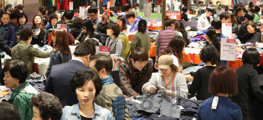 백화점 봄 정기세일이 일제히 시작된 31일 오전 서울 중구의 한 백화점 매장이 손님들로 붐비고 있다. /송은석기자