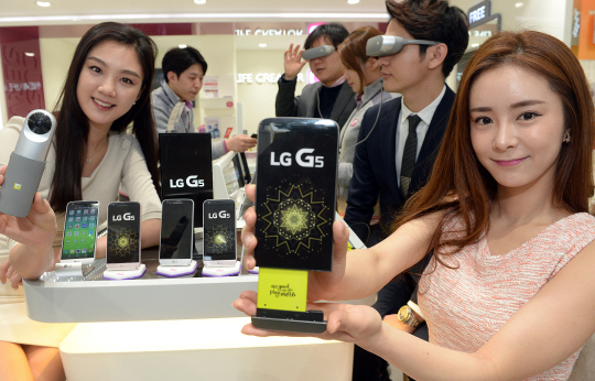 LG전자 최신 프리미엄 스마트폰 G5판매가 시작된 31일 오전 서울 중구 LG유플러스 시청역직영점에서 관계자들이 G5와 캠 플러스, 360VR 등을 선보이고 있다. /이호재기자