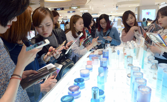 31일 오후 중국의 아오란그룹 임직원들이 용산 신라아이파크면세점에서 한국 화장품을 살펴보고 있다.  /이호재기자