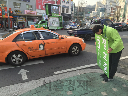 서울 중·성동을에 출마한 정호준 국민의당 후보가 31일 서울 중구 약수역 앞 도로에서 출근길 시민들에게 인사를 하고 있다./사진=진동영기자