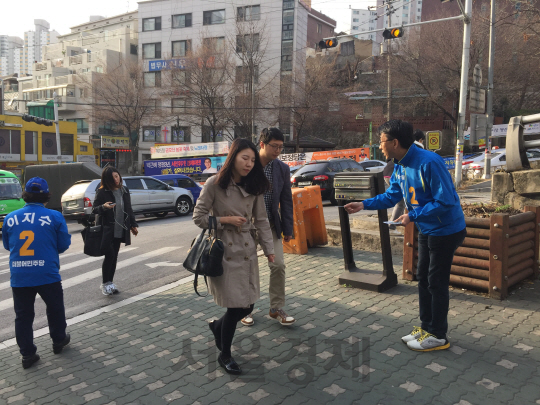 서울 중·성동을에 출마한 이지수 더불어민주당 후보가 31일 오전 서울 성동구 금호역 앞에서 시민들에게 명함을 건네고 있다./사진=진동영기자