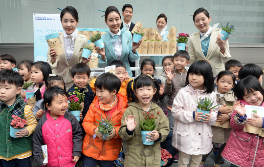 식목일을 앞둔 31일 오전 서울 중구 대한항공 서소문 사옥에서 직원들이 어린이들에게 잔디씨앗과 화분을 나눠주는 행사를 하고 있다./이호재기자.