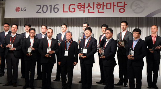 구본무(가운데) LG 회장이 혁신한마당 우수상을 받은 팀장들과 기념 촬영을 하는 모습/사진제공=LG