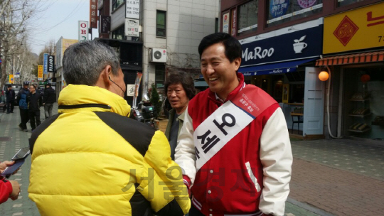 오세훈 새누리당 후보가 지난달 31일 오전 서울 종로구의 낙원상가 인근에서 시민의 목소리를 경청하고 있다. /나윤석기자