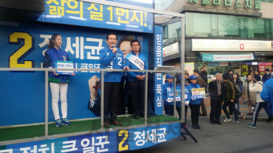 정세균 더불어민주당 후보가 지난달 31일 오후 서울 종로구의 경복궁역 인근에서 퇴근 유세를 하고 있다. /나윤석기자
