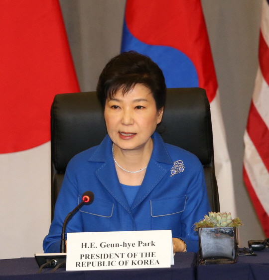 박근혜 대통령이 31일 미국 워싱턴컨벤션센터에서 열린 한·미·일 정상회의 직후 대 언론 발표에서 발언하고 있다. /연합뉴스