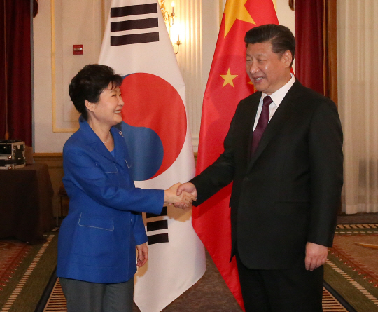 미국을 방문 중인 박근혜 대통령이 31일(현지시간) 시진핑 중국 국가주석을 만나 한중 정상회담을 열기에 앞서 악수하고 있다. /연합뉴스