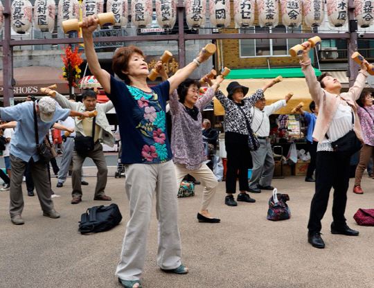 도쿄의 한 사원에서 운동을 하고 있는 노인들. 일본은 전체 인구가 줄어드는 반면, 젊은 인구 대비 고령층 비율은 늘어나고 있다.