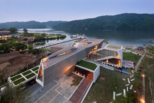 북한강을 앞에 두고 있는 ‘게스트하우스 리븐델’ 전경. 필로티 구조와 같은 공간 활용을 통해 사람들에게 다양한 경험을 제공한다. /사진제공=이뎀도시건축