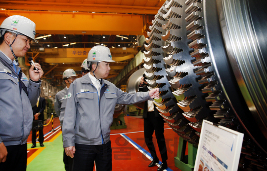 박정원 두산그룹 회장이 1일 두산중공업 터빈공장을 방문해 발전소용 저압터빈로터를 살펴 보고 있다. /사진제공=두산그룹