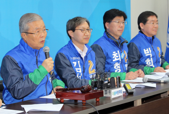 김종인 더민주 비대위 대표가 1일 전북 전주 덕진구 김성주 후보 선거사무소에서 열린 중앙당선거대책위원회의에서 모두 발언을 하고 있다. /연합뉴스