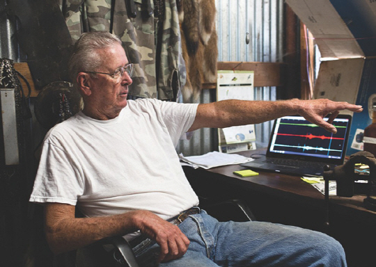 마크 크리스몬은 오클라호마의 자택에서 주입정에 의해 초래된 지진 활동을 관찰하고 있다. 그의 활동은 과학자들이 설치한 지진 네트워크의 일부분이다.