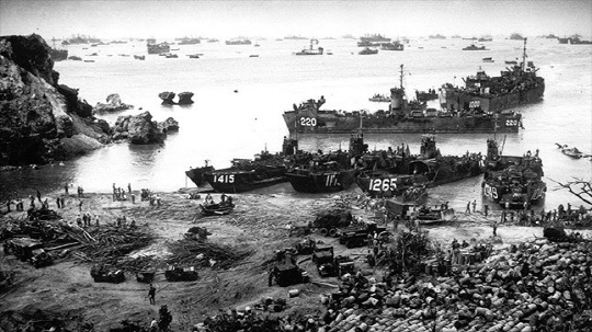 1945년 4월 13일 미군이 오키나와에 상륙하고 있다.