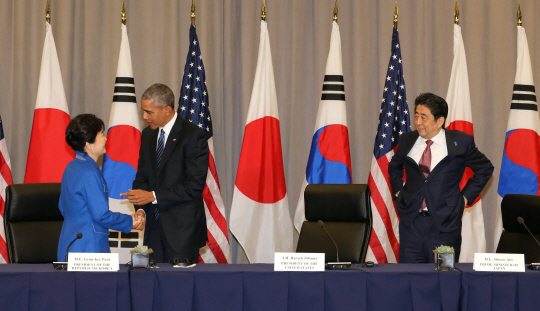 박근혜 대통령과 버락 오바마 미국 대통령이 31일(현지시간) 미국 워싱턴에서 한미일 정상회의를 한 뒤 대언론 발표에 앞서 악수한 채 대화하고 있다. /연합뉴스