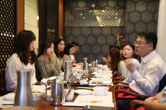김재수 aT 사장이 최근 부산 광안리 한 식당에서 aT가 운영하는 대한민국농식품미래기획단(YAFF)에 참여한 대학생들과 이야기를 나누고 있다. /사진제공=aT