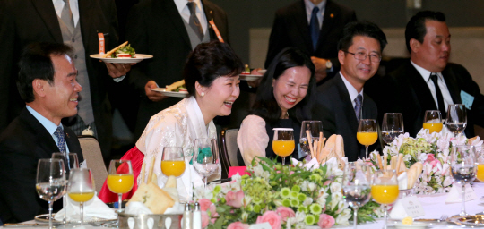 박근혜 대통령이 2일 멕시코의 멕시코시티에서 열린 동포간담회에서 참석자들과 대화하며 밝게 웃고 있다. /연합뉴스