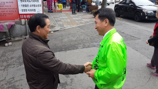 인천 남구갑에 출마한 김충래 인천의당 후보가 3일 석바위시장 입구에서 지지 의사를 표시하는 한 유권자와 악수를 하고 있다.