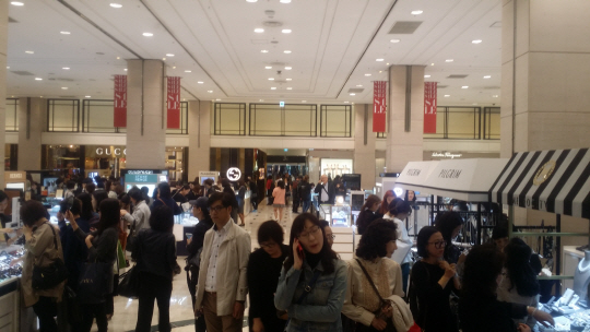 신세계 강남점 1층에서 고객들이 패션, 잡화 제품을 둘러보고 있다. /윤경환기자