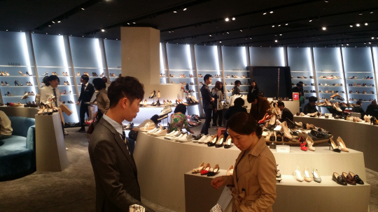 신세계 강남점 신관 4층 슈즈 전문관에서 고객들이 신발을 둘러보고 있다. /윤경환기자
