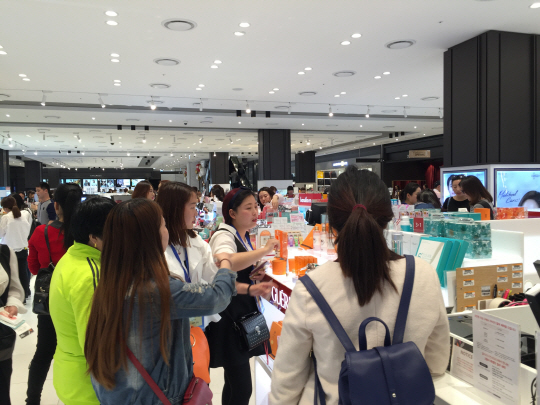 지난 1일 갤러리아면세점63에서 중국인 관광객들이 화장품을 고르고 있다. /이지윤기자