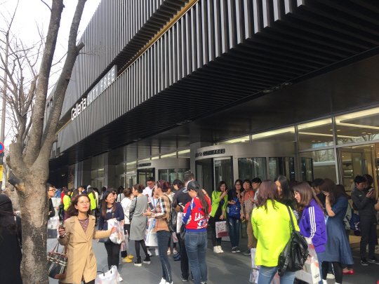 지난 1일 갤러리아면세점63 앞이 중국인 관광객들로 붐비고 있다./이지윤기자