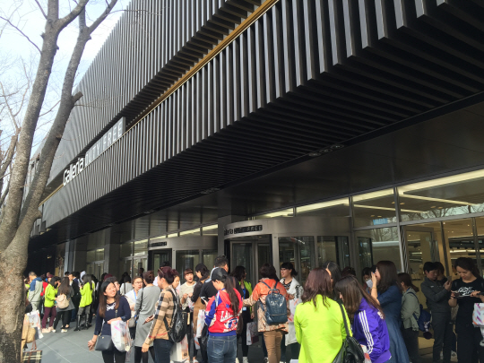 지난 1일 갤러리아면세점63 앞이 중국인 관광객들로 붐비고 있다./이지윤기자