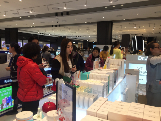 지난 1일 갤러리아면세점63에서 중국인 관광객들이 쇼핑을 하고 있다. /이지윤기자
