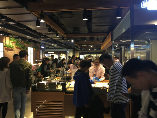 지난 2일 서울시 동대문 현대시티아울렛 지하 2층 디저트·식품 매장에 고객들이 북적이고 있다. /사진=박윤선기자