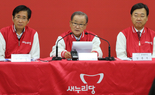 강봉균 새누리당 공동선거대책위원장이 3일 오전 서울 여의도당사에서 경제정책공약을 발표하고 있다.