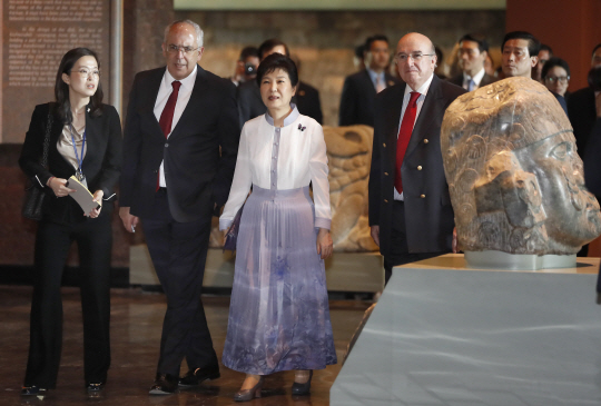 멕시코를 방문중인 박근혜 대통령이 3일(현지시간)멕시코 국립인류학박물관을 방문해 안토니오 사보릿 관장(왼쪽 두번째)등 관계자로부터 고대문명 유물에 대한 설명을 듣고 있다. /멕시코시티=연합뉴스