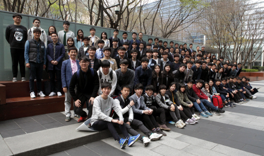 조현정(셋째줄 왼쪽 첫번째) 비트컴퓨터 회장이 4일 서울 서초동 비트컴퓨터 사옥에서 재단 장학생들과 함께 친목을 다지고 있다./ 사진제공=비트컴퓨터