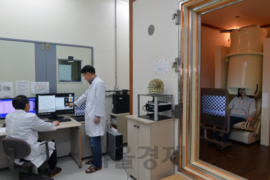 한국표준과학연구원 생체신호센터 이용호 박사팀이 뇌기능 연구 및 뇌질환 진단에 사용되는 뇌자도 측정장치에 관한 연구를 진행하고 있다. /사진제공=표준연