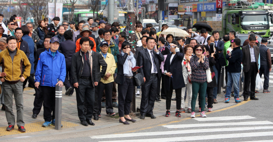 4·13 국회의원 선거운동이 본격 시작된 31일 오후 광주 광산구 수완지구에서 시민들이 한 정당의 유세 장면을 지켜보고 있다. /연합뉴스