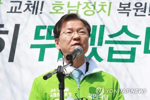 천정배 국민의당 공동대표가 지지를 호소하고 있다/연합뉴스
