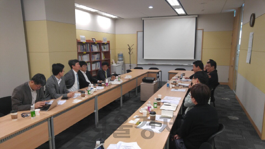 지난 1일 서울 여의도 전경련 회관에서 열린 ‘소상공인 해외창업 포럼’에서 참가자들이 토론을 하고 있다. /박해욱기자