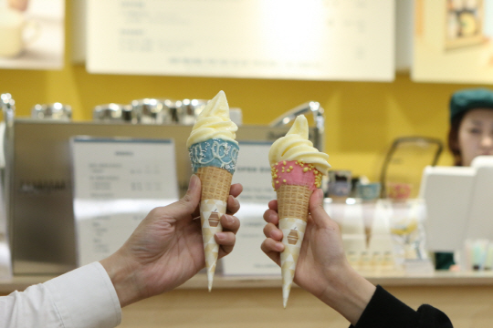 빙그레 바나나맛우유 카페 ‘옐로우카페’ 대표 메뉴인 ‘바나나 아이스크림’