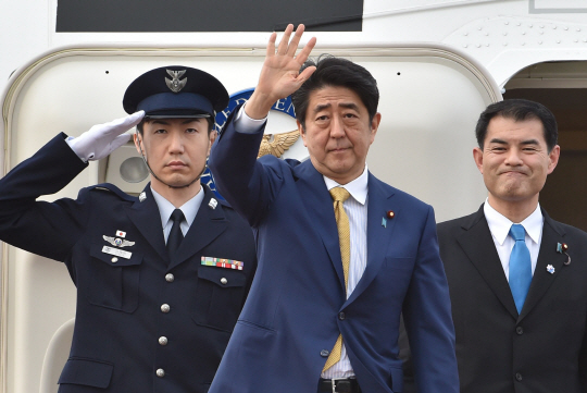 아베 신조 일본 총리가 지난달 30일 핵안보정상회의 참석차 미국 워싱턴DC로 출발하기 전 도쿄 하네다 공항에서 손을 흔들며 인사하고 있다.  /도쿄=AFP연합뉴스