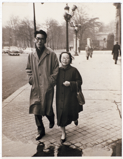 1957년 파리를 걷고 있는 김환기와 김향안 /사진제공=환기미술관