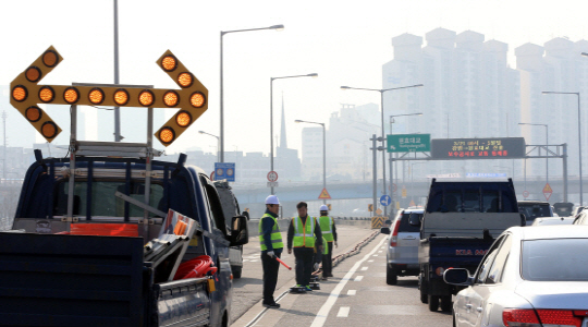 5일 봄맞이 대청소로 인해 오는 7일부터 자동차전용도로 11곳이 야간에 부분 통제된다./ 연합뉴스