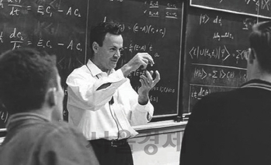 1965년 노벨물리학상을 수상한 이론물리학자 리처드 파인만. 그 역시 종전의 전형적 과학자의 틀에서 벗어난 인물이었다.