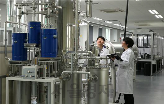 한국원자력연구원의 3호 연구소기업인 ㈜듀켐바이오연구소가 상용화 설비를 갖추고 산소-18 농축수 국내 최초 생산을 시작한다./사진제공=한국원자력연구원