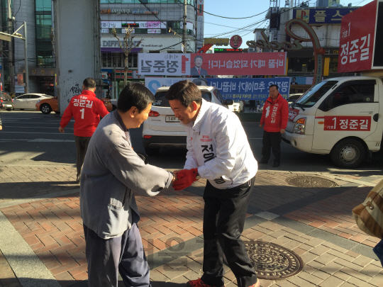 서울 광진을에 출마한 정준길 새누리당 후보가 5일 건대입구역 앞에서 시민들과 인사하고 있다. /사진=진동영 기자