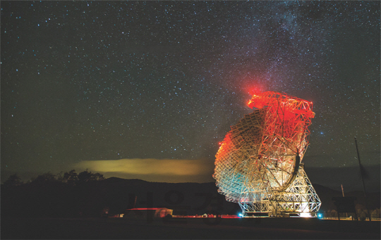 린뱅크 망원경이 촬영한 이 타임랩스 사진은 저녁 9시부터 3시간 동안 찍은 400장의 이미지를 합친 것이다.