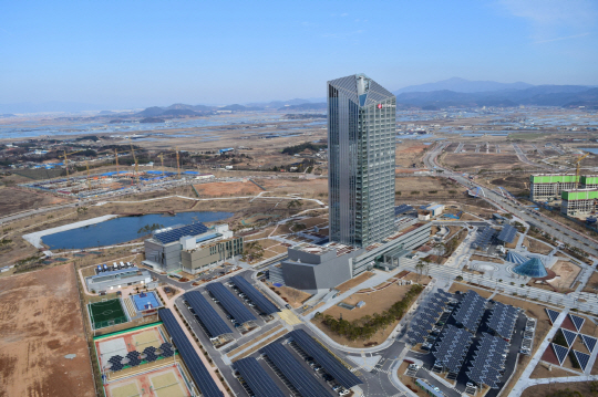 전남 나주 빛가람 혁신도시에 자리한 한국전력 본사. 건물 주위에 태양광발전소가 설치돼 있다. /사진제공=한국전력