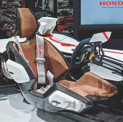 혼다 프로젝트 2&4는 그랑프리 레이싱에 참가하는 212마력의 모터사이클 엔진을 장착하고 있다.